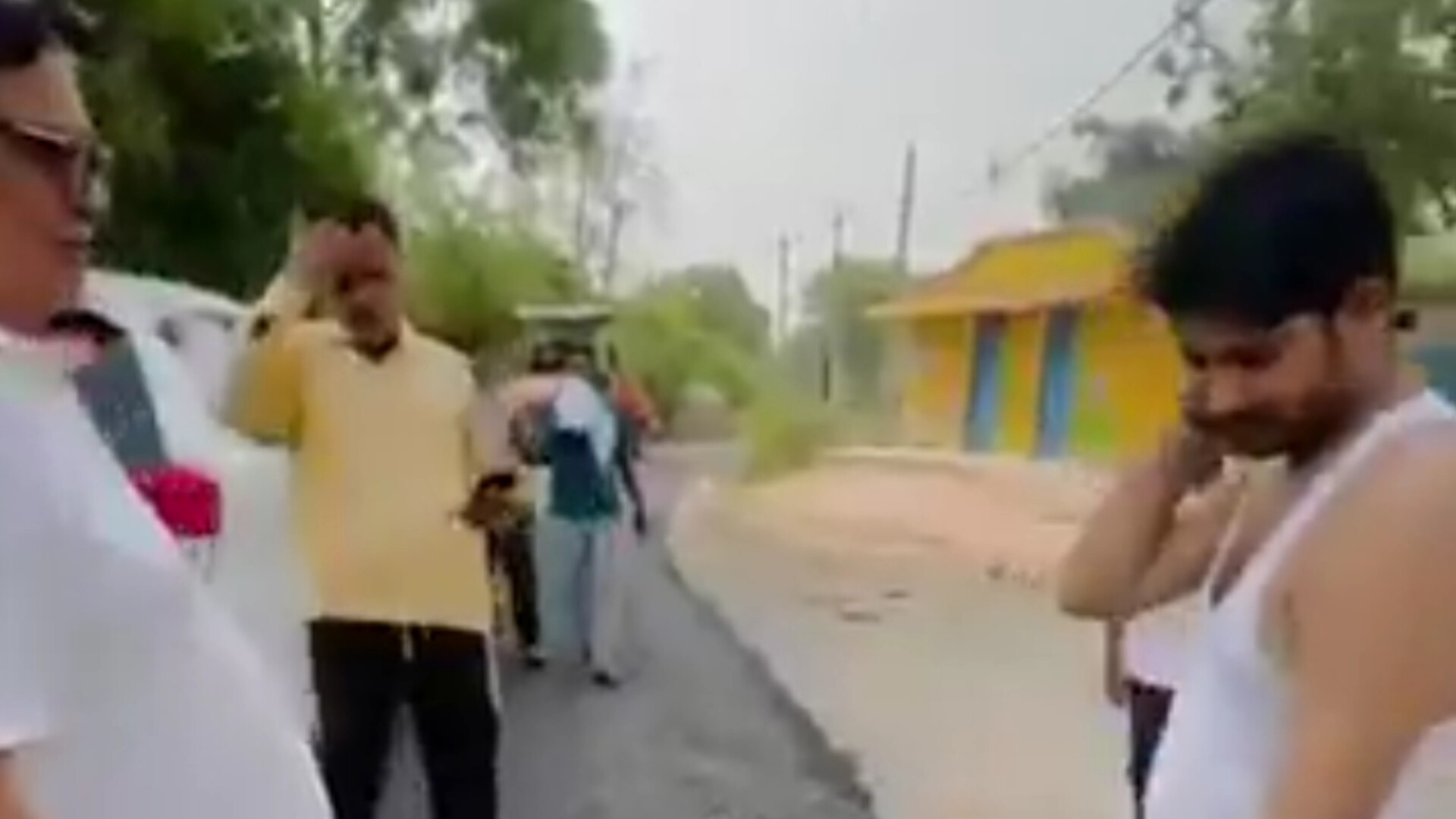 भाजपा विधायक बोले- पैर मारने से निकल रही गिट्टी, इंजीनियर ने कहा नई तकनीक की
सड़क, जानें मामला