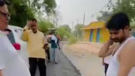 पैर से उखड़ रही सड़क, भाजपा विधायक नाराज (फोटो सोर्स 'X' वीडियो ग्रैब )