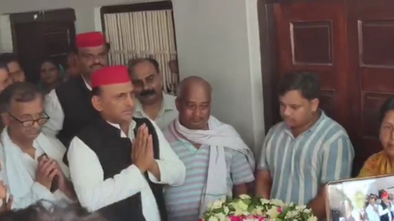 श्रद्धांजलि अर्पित करते सपा के राष्ट्रीय अध्यक्ष अखिलेश सिंह यादव (फोटो सोर्स- X वीडियो ग्रैब)