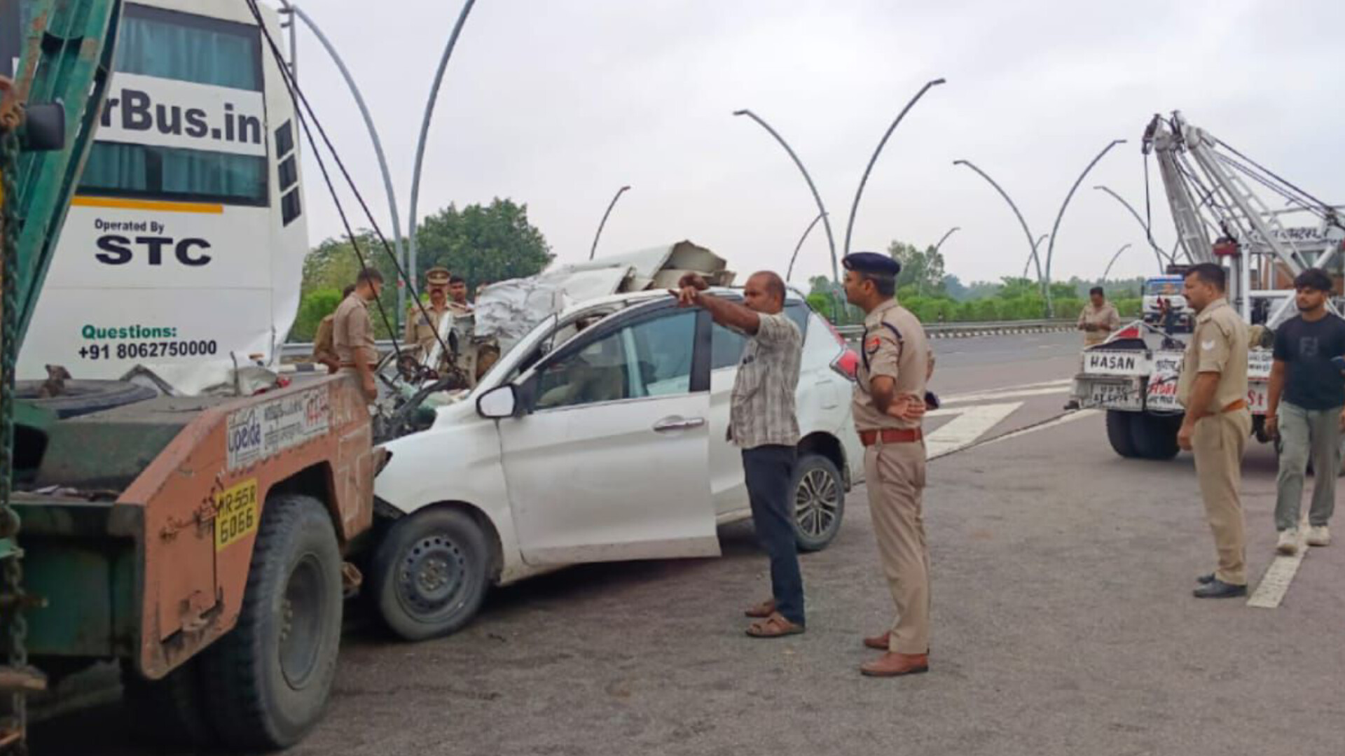 आगरा-लखनऊ एक्सप्रेसवे दर्दनाक हादसा: दरोगा की मौत, हेड कांस्टेबल सहित छह घायल