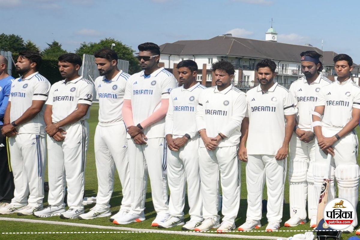 IND vs IND-A intra-Squad Match: इंग्लैंड में भारतीय खिलाड़ियों ने बांधी काली
पट्टी, एक मिनट का रखा मौन