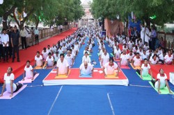 योग दिवस पर गुजरात ने रचा इतिहास, 2121 लोगों ने भुजंगासन कर बनाया विश्व रिकॉर्ड - image