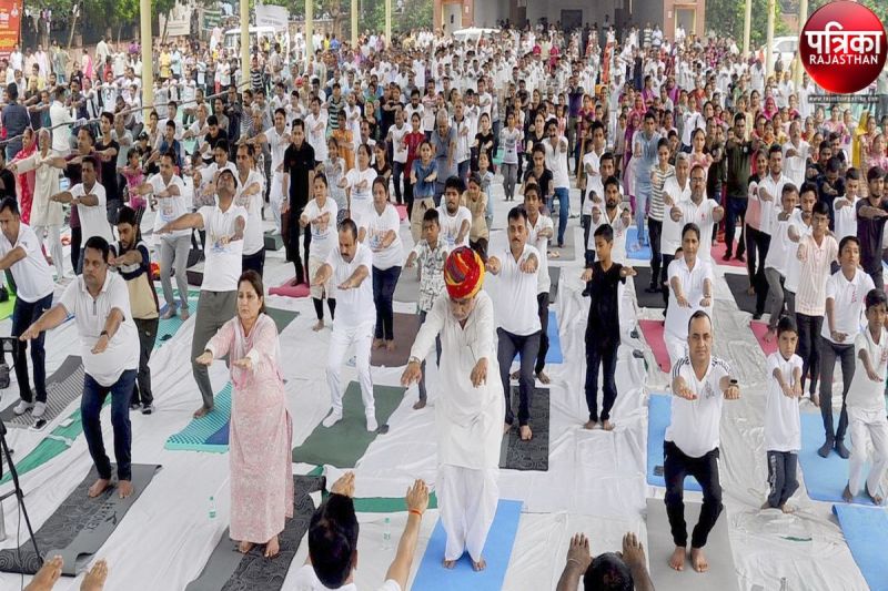 International Yoga Day : शहरवासियों ने रिमझिम बारिश में भीगते हुए किया योगाभ्यास, नशा मुक्ति की ली शपथ