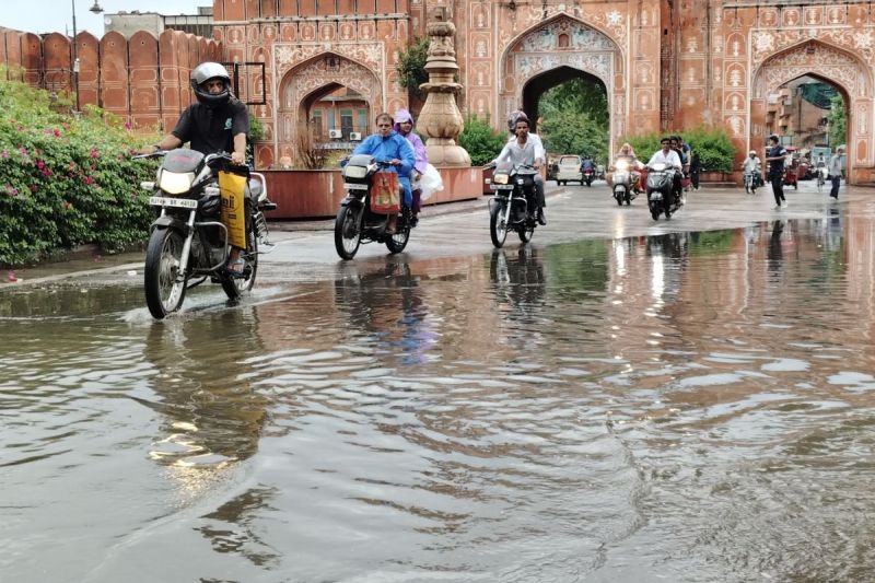 जयपुर शहर में गुरुवार को हुई बारिश। शहर में कई जगह सड़कों पर भर गया पानी। वहीं अब आने वाले दिनों में तेज गर्मी पड़ेगी। फोटो पत्रिका