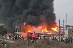 थर्माकोल व पीपी बैग इंडस्ट्री में आग का तांडव, धरती से लेकर आसमान तक उठे शोले,
देखें वीडियो - image