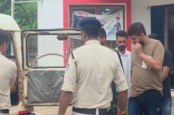 पहले मूछों में ताव देते थाने से निकला मुख्य आरोपी, फिर लंगड़ाकर चला! - image