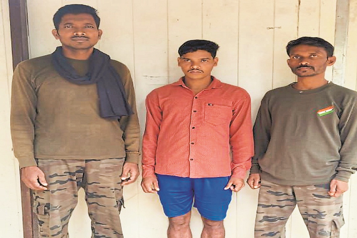 CG Naxal News: सुरक्षाबलों को बड़ी सफलता, IED ब्लास्ट में शामिल नक्सल सहयोगी
चढ़ा पुलिस के हत्थे