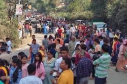 खराब मौसम भी नहीं रोक सका श्रद्धालुओं की आस्था, बाबा नीब करौरी को श्रद्धांजलि
देने उमड़े भक्त - image
