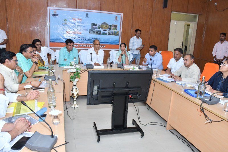 जन स्वास्थ्य अभियांत्रिकी एवं भूजल मंत्री कन्हैयालाल चौधरी जलदाय विभाग के अधिकारियों की बैठक लेते हुए। फोटो-पत्रिका।