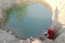 भीषण गर्मी में राजस्थान की इस नदी से महज 5 फीट खुदाई पर निकल रहा मीठा पानी,
ग्रामीणों को राहत - image