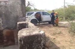 Rajasthan: परिवार के खिलाफ इंजीनियर बेटी ने फूड डिलीवरी बॉय से रचाई शादी, SUV से
घसीटते हुए ले गए मां-भाई - image