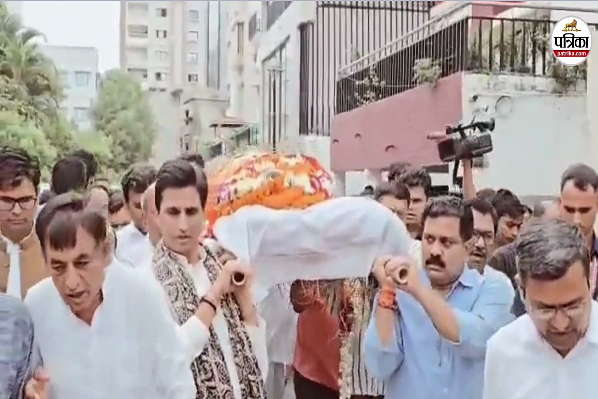 Raipur News: हास्य कवि सुरेंद्र दुबे को कुमार विश्वास और डिप्टी सीएम विजय शर्मा ने दिया कांधा