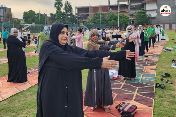 Yoga Day अन्तर्राष्ट्रीय योग दिवस पर सहारनपुर के डॉक्टर भीमराव आम्बेडकर स्टेडियम में योग करती मुस्लिम महिलाएं
