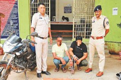 PM Awas Yojana: आवास दिलाने का झांसा देकर उड़ाए जेवर, पुलिस ने 2 आरोपियों को
दबोचा - image