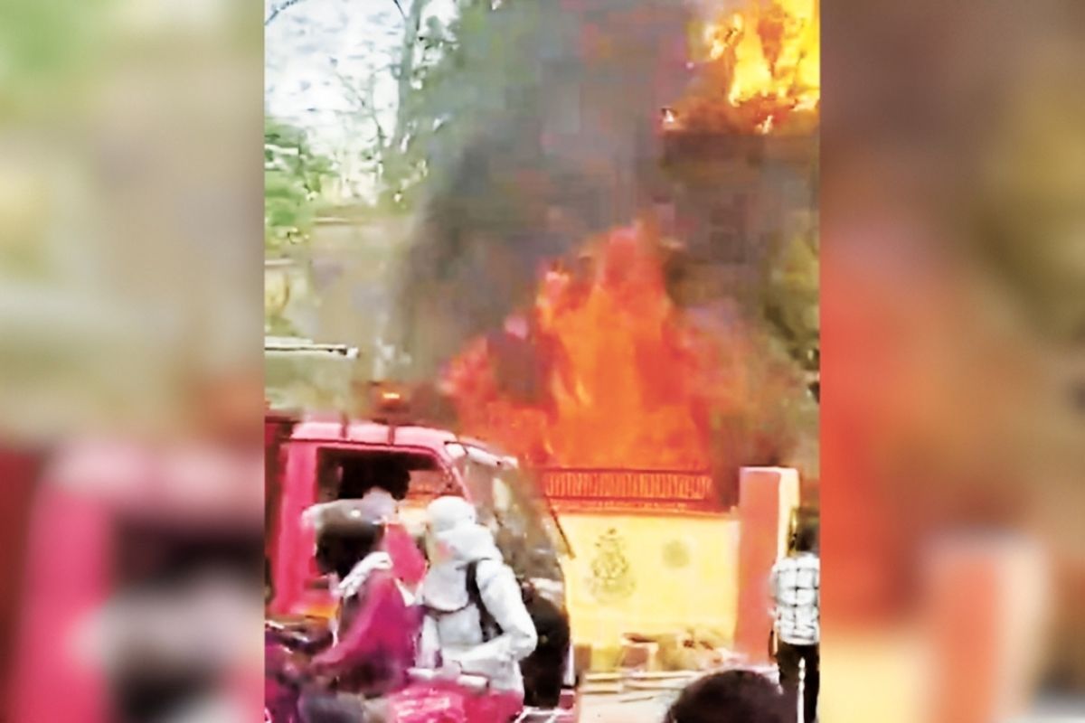 Kota: भीषण गर्मी के कारण अस्पताल परिसर में लगी आग, उठी 10 फीट ऊंची लपटें