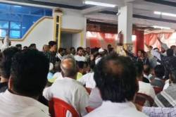 संगठन सृजन फिर बना अखाड़ा, आपस में भिड़े कांग्रेस समर्थक - image
