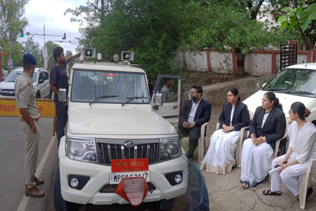 न्यायाधीशों ने की अधिकारियों-कर्मचारियों के वाहनों की जांच