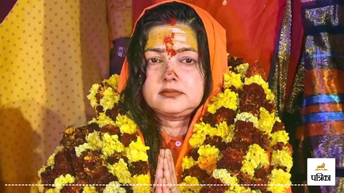 महामंडलेश्वर ममता कुलकर्णी पहुंचीं संभल के कल्कि धाम, प्रमोद कृष्णम् के साथ किया
शिलापूजन, रुद्राक्ष की मालाओं से सजा था गला