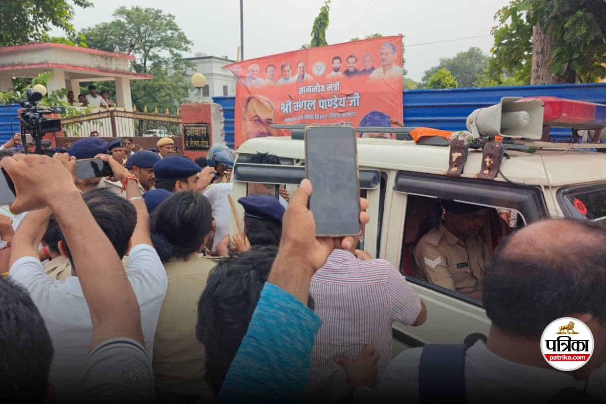 Dalit Girl Rape Case : पटना में कांग्रेस का जोरदार प्रदर्शन, स्वास्थ्य मंत्री
मंगल पांडेय की तस्वीर पर कालिख पोती, गोबर फेंका