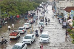 Monsoon in Rajasthan: राजस्थान में मानसून की शानदार दस्तक, 24 घंटे के भीतर आधे
राज्य को किया कवर, IMD ने कर दिया अलर्ट - image
