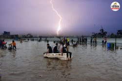 Heavy Rain: कश्मीर से लेकर गुजरात तक बारिश ने मचाई तबाही, हिमाचल में फटा बादल,
देखें वीडियो - image