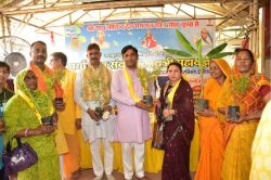 गोविंद देवजी मंदिर में गायत्री महायज्ञ का आयोजन, हरिद्वार से आई विशेष सामग्री से
दी गई आहुतियां - image