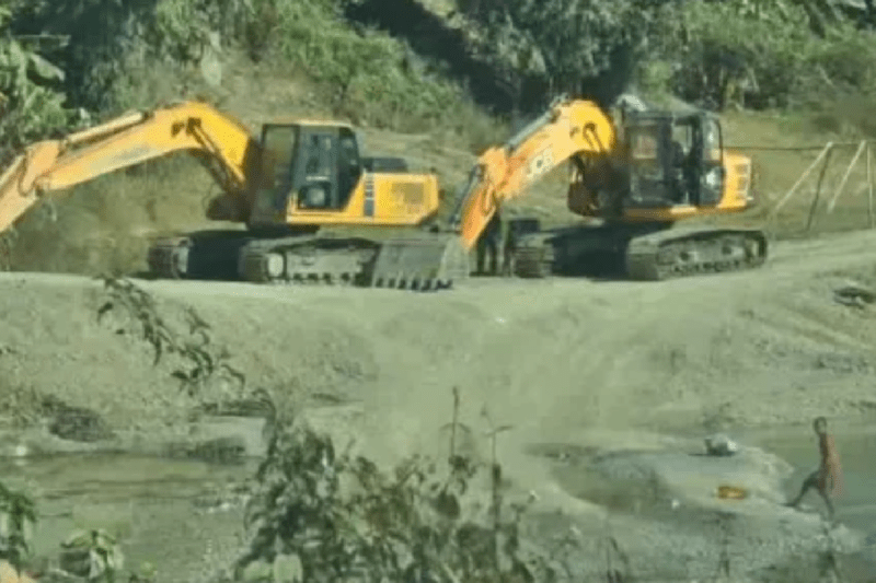 अवैध रेत खनन में 3 जेसीबी और हाईवा जब्त(photo-patrika)