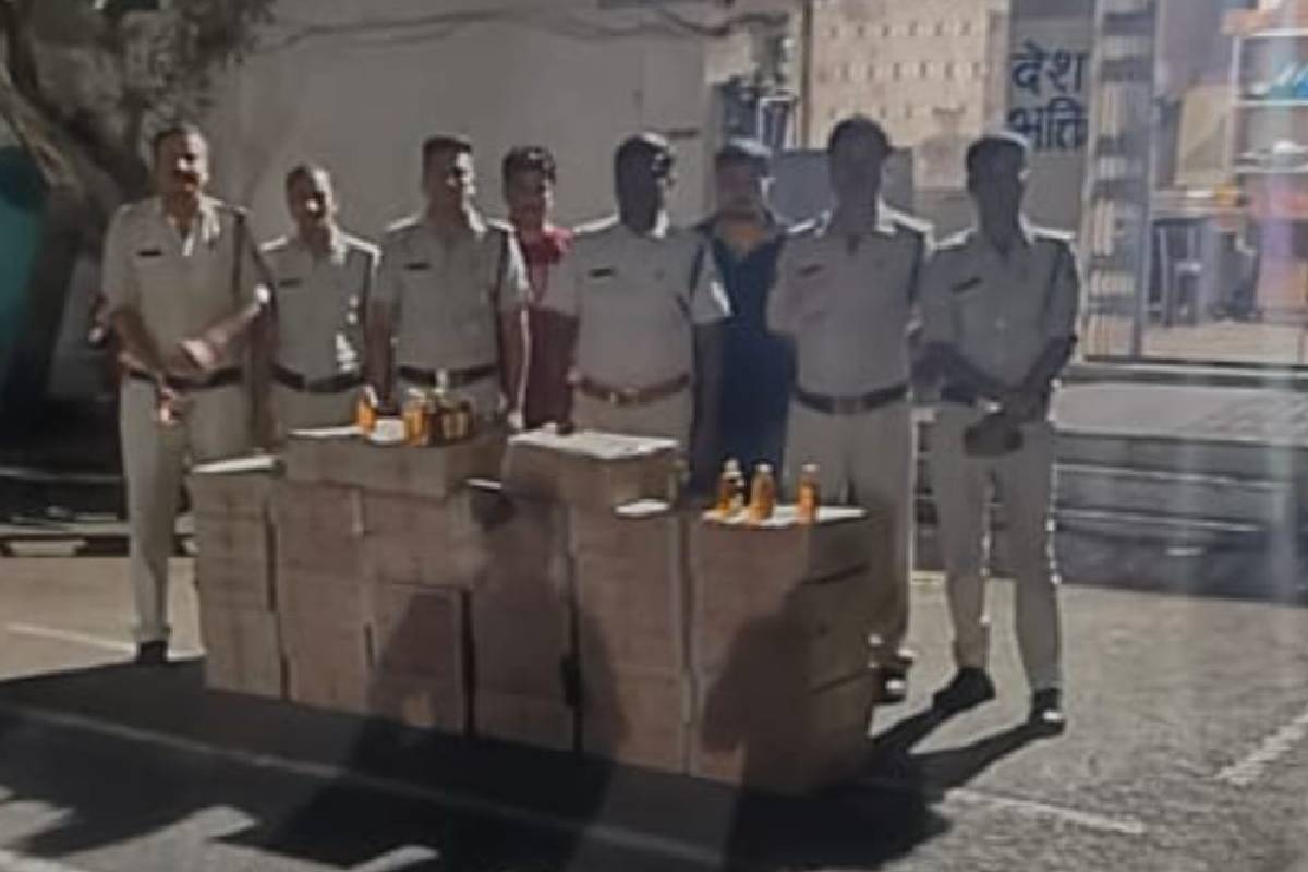 नाकाबंदी कर पकड़ी अवैध शराब से भरी कार, तस्कर वाहन छोड़कर भागे