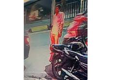बाइक चुराते हुए सीसीटीवी कैमरे में कैद हुआ चोर - image