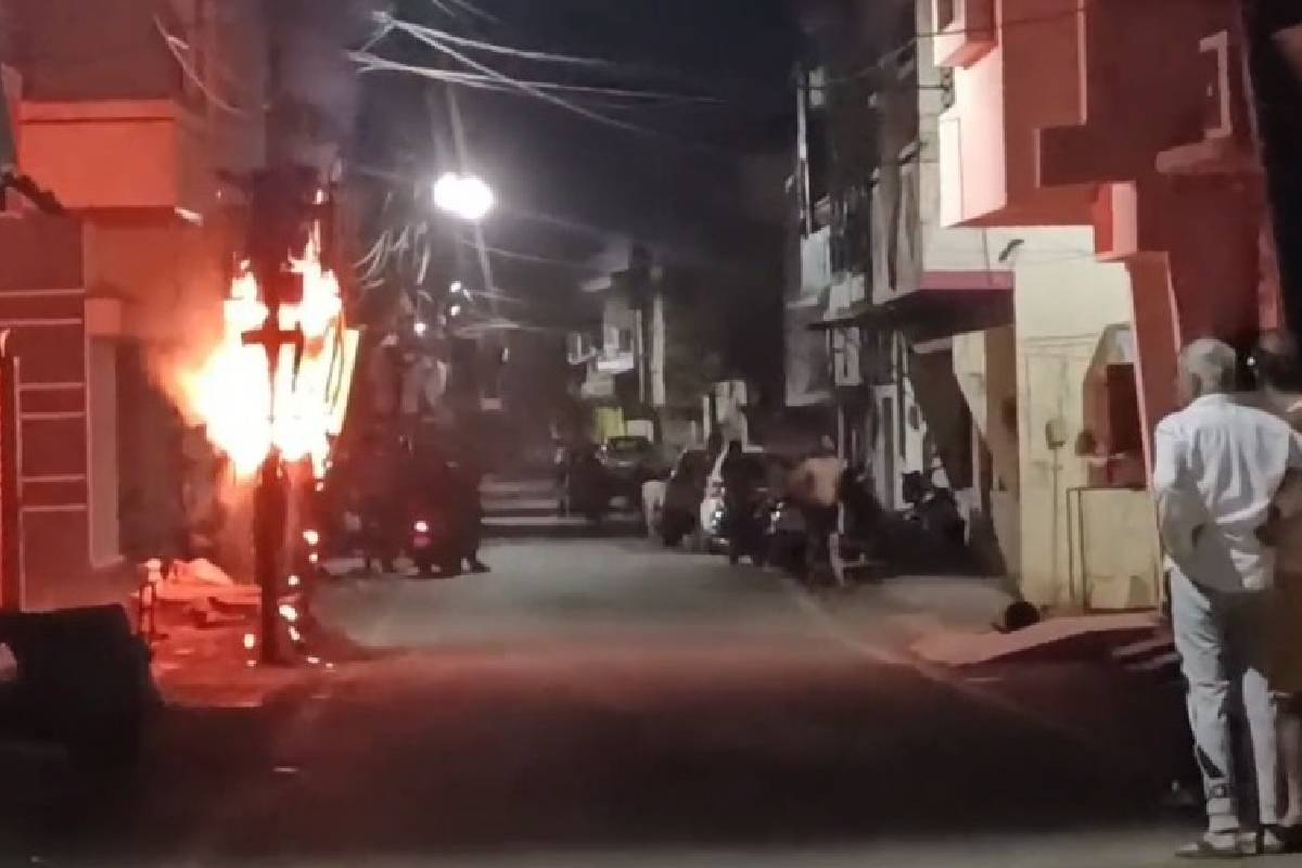 रात 1.15 बजे बिजली ट्रांसफार्मर में लगी आग