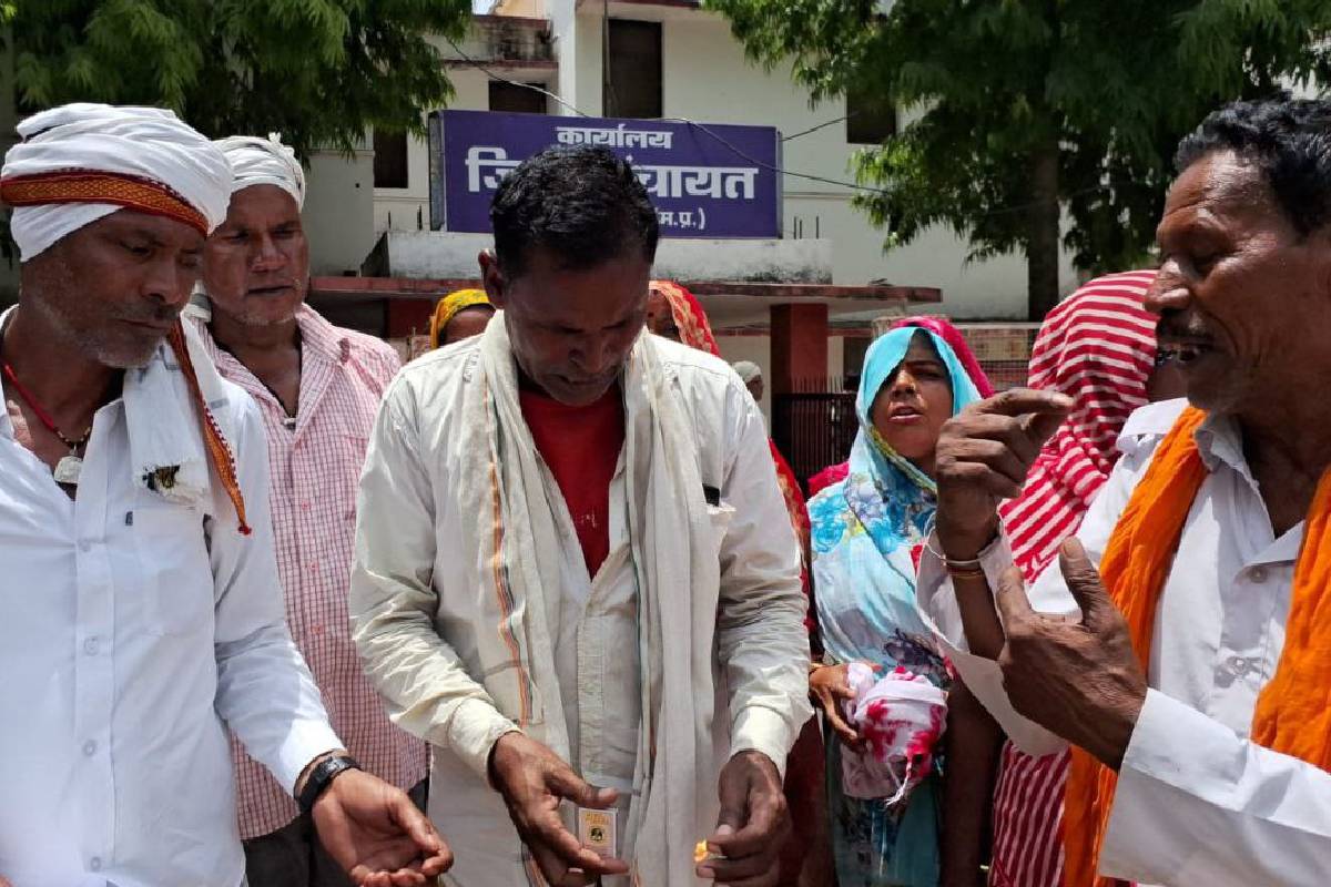 जनसुनवाई के बाहर किसान ने खुद को आग लगाने की कोशिश की