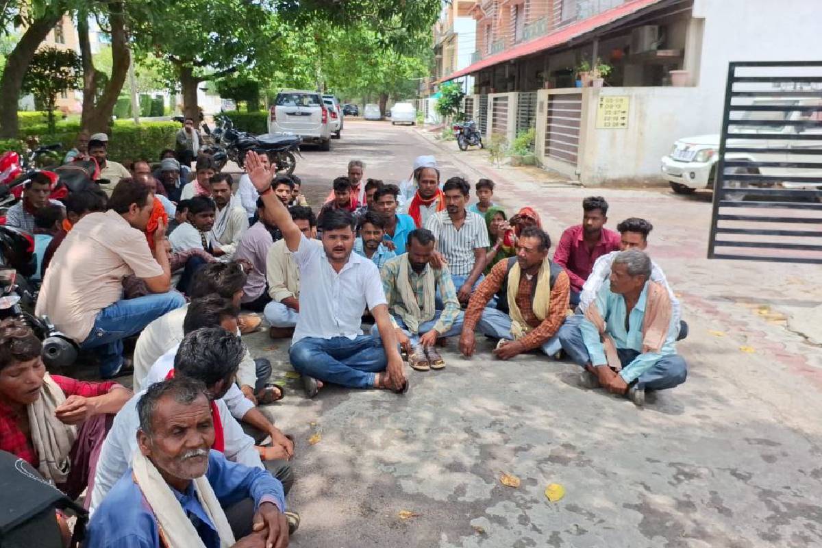 अनियमितता को लेकर एनटीपीसी कार्यालय के बाहर धरने पर बैठे किसान