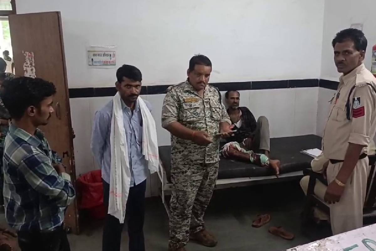 दबंगों ने युवक को मारी गोली, जिला अस्पताल में भर्ती