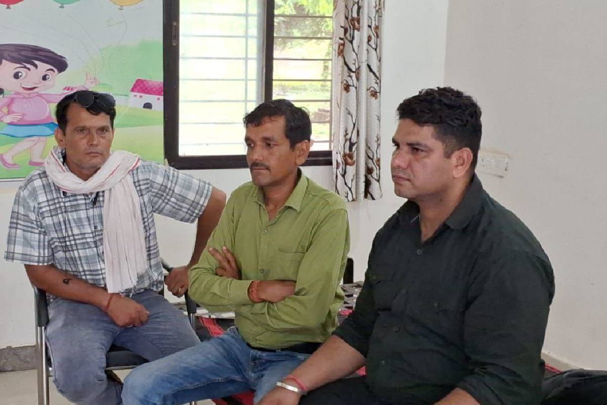 एक हजार रुपए लेते रंगे हाथ पटवारी को दबोचा