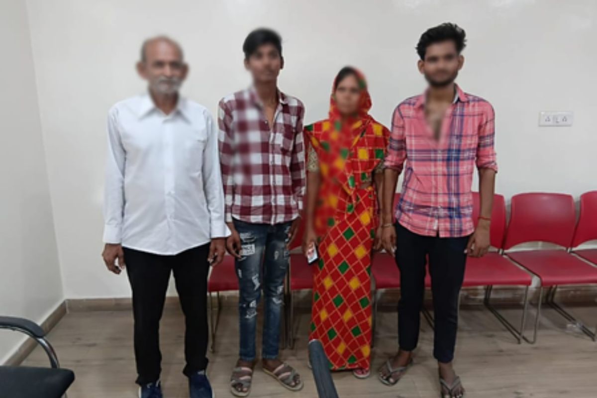 10 साल बाद मिला खोया हुआ बेटा, बेटे के हाथ की कटी उंगली और आंख के नीचे निशान से
हुई पहचान