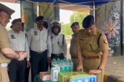 भीषण गर्मी में ट्रैफिक पुलिस को राहत, कैनोपी और छाते वितरित - image