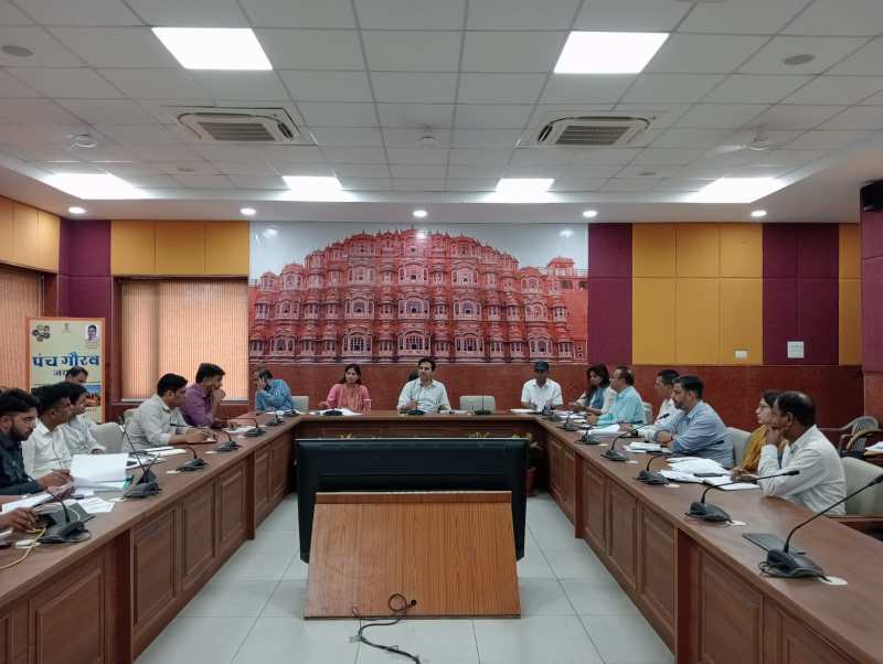 जयपुर जिला कलक्टर ने पात्र व्यक्तियों को घुमन्तु पहचान पत्र जारी कर मूलभूत दस्तावेज बनाने के दिए निर्देश। फोटो-पत्रिका।