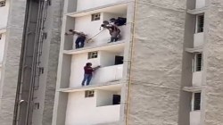 Ahmedabad: गिरफ्तारी से बचने को पांचवीं मंजिल में छज्जे पर खड़ा आरोपी, कूदने की
दी धमकी - image