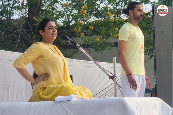 डॉक्टर भीमराव आम्बेडकर स्टेडियम में योग कराती अन्तर्राष्ट्रीय योगाचार्य प्रतिष्ठा शर्मा
