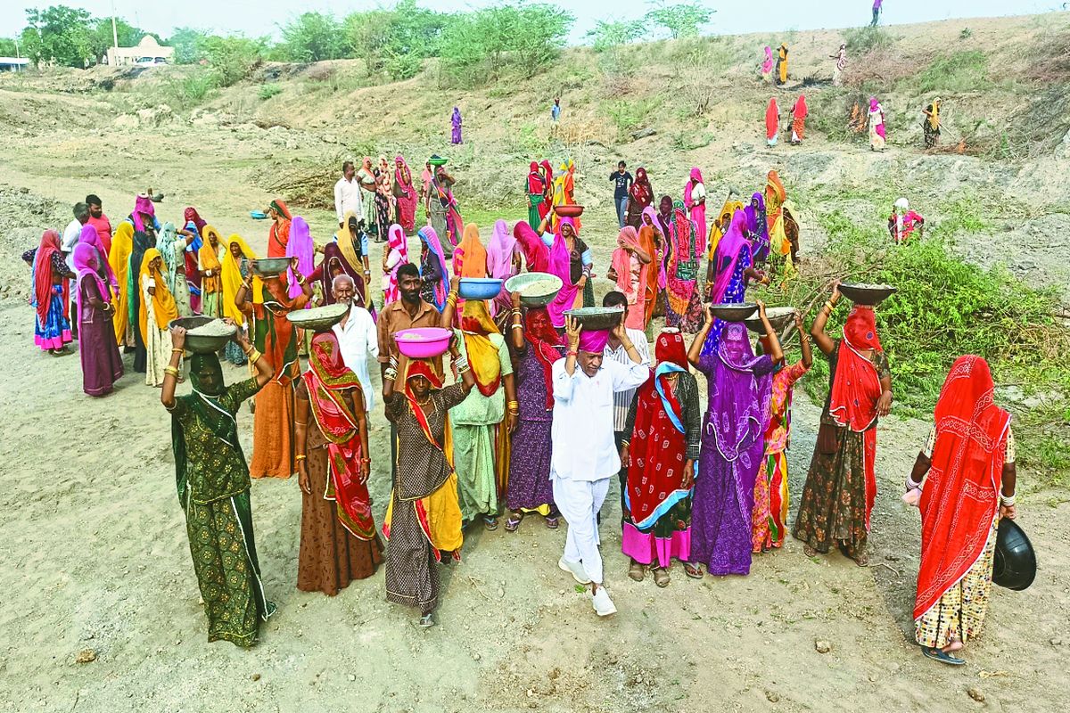 Amritam-Jalam campaign : बारिश के पानी को सहेजने के लिए श्रमवीरों ने बहाई पसीने
की बूंदें, दमकने लगी नाडी