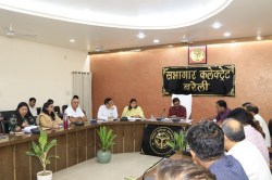 योजना में सुस्ती पर सख्त हुए जिलाधिकारी, अफसरों की लगाई क्लास, गन्ना किसानों के
हक में दिए कड़े आदेश - image