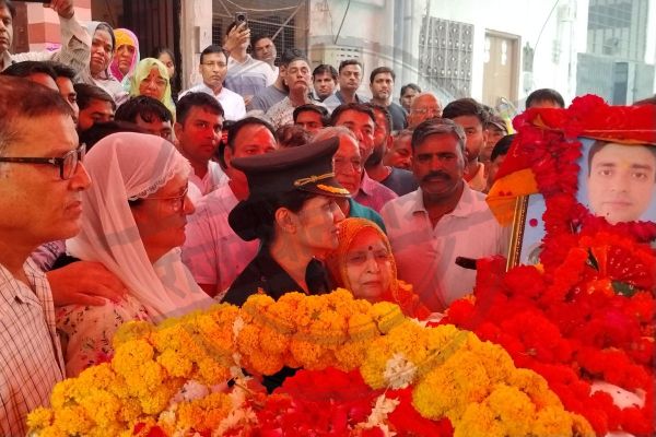 Pilot Rajveer Singh last rites photos