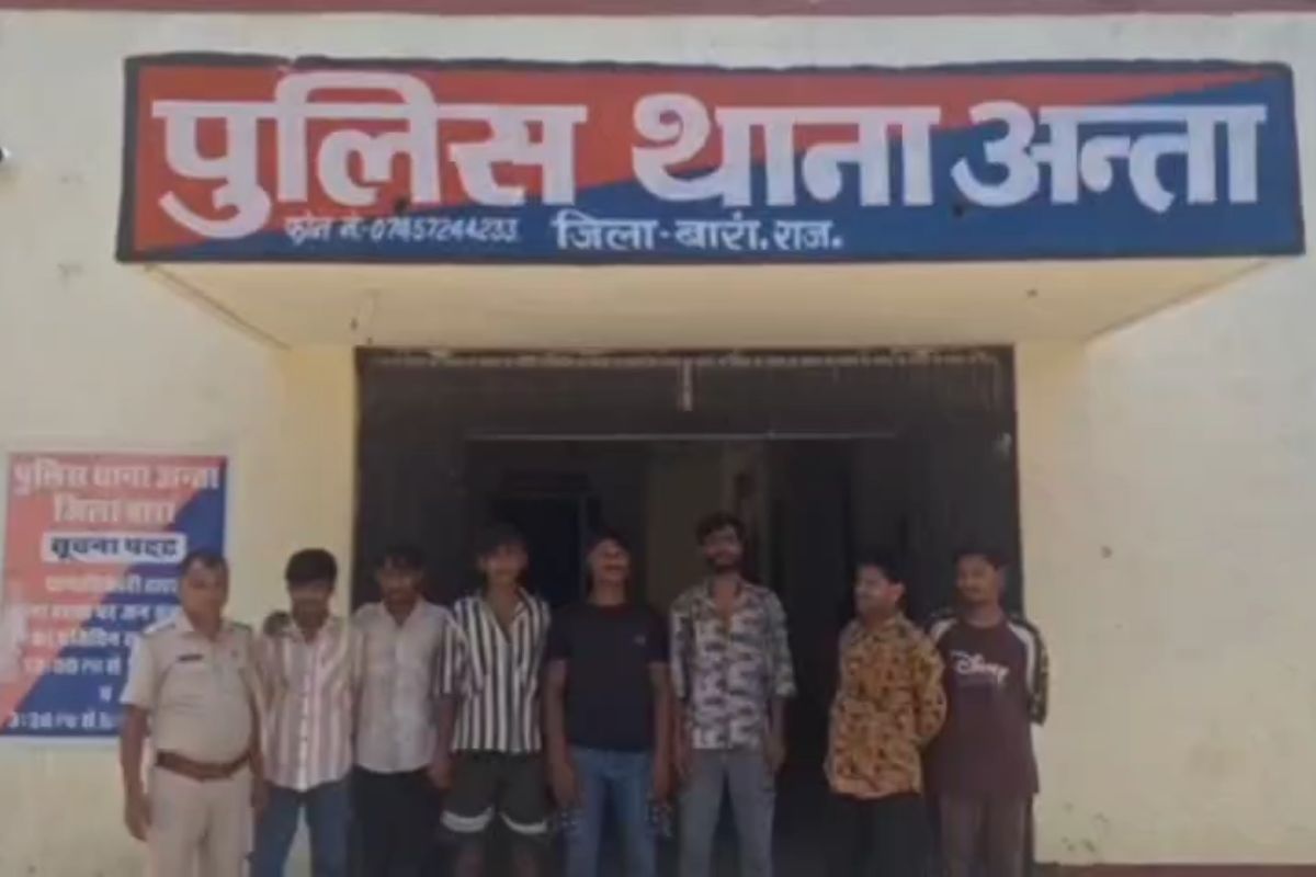 बारां में इस पेट्रोल पम्प को लूटने की साजिश रच रहे 7 बदमाश गिरफ्तार, कई घातक
हथियार बरामद