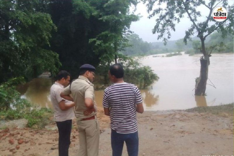 4 people blown in river