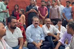 जयपुर के पुलिस थाने में युवक की खुदकुशी के बाद गरमाया माहौल, धरने पर बैठे परिजन;
6 पुलिसकर्मियों पर गिरी गाज - image