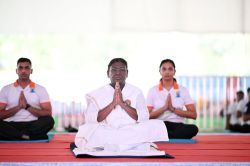 अंतर्राष्ट्रीय योग दिवस 2025: देहरादून में राष्ट्रपति मुर्मू ने की योग साधना,
बोलीं- स्वास्थ्य ही है असली संपदा - image