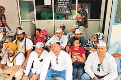 RTE के तहत गरीब बच्चों के प्रवेश में बड़ी गड़बड़ी, भड़के पालकों ने घेरा DEO
कार्यालय - image