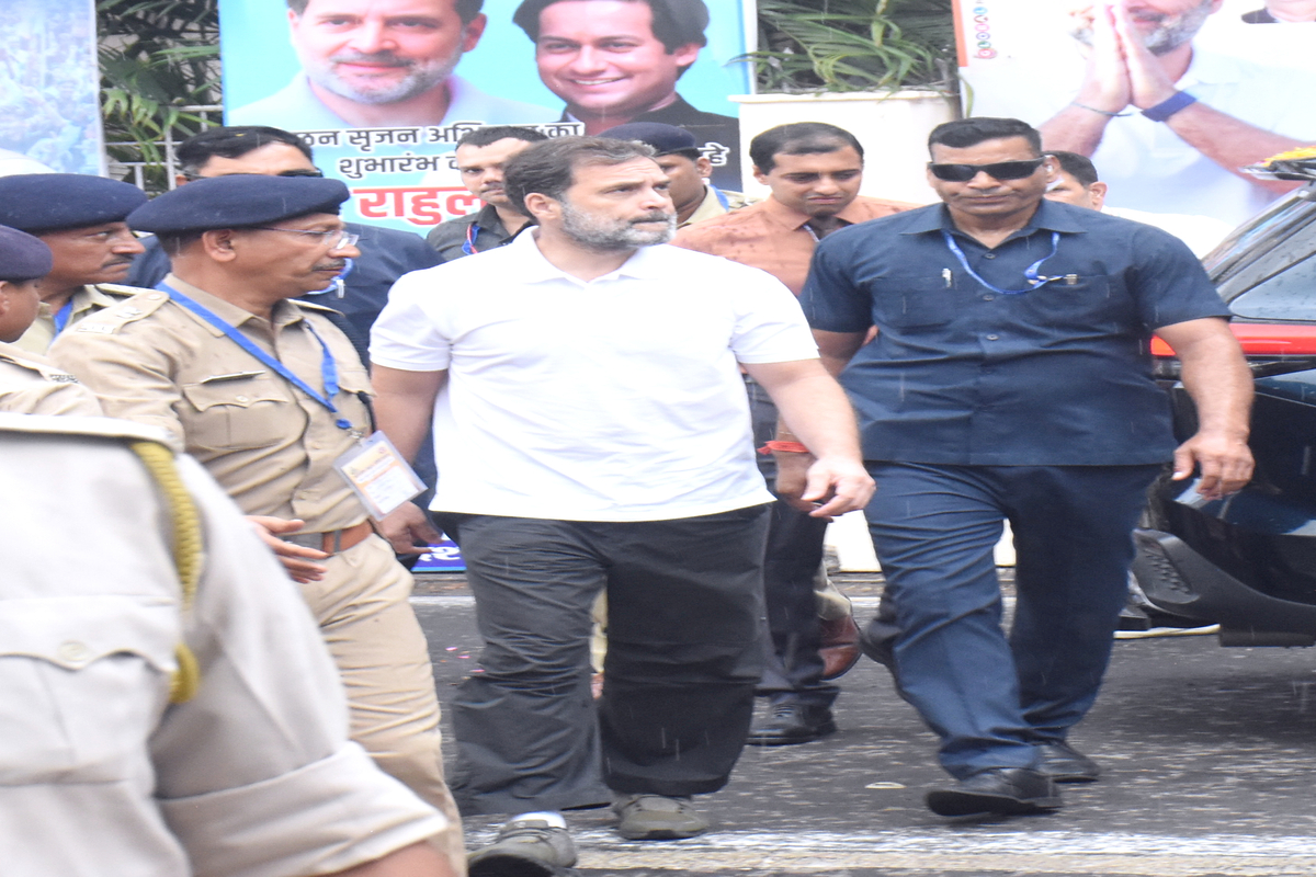 भोपाल.लोकसभा नेताप्रतिपक्ष राहुल गांधी भोपाल दौरे पर रहे इस दौरान प्रदेश
कांग्रेस कार्यालय पहुंचे तो वहां पर अपनी दादी पूर्व प्रधानमंत्री स्वर्गीय इंदिरा
गांधी को श्रद्धांजलि देते समय जूते पहने हुए दी श्रद्धांजलि।फोटो सुभाष ठाकुर