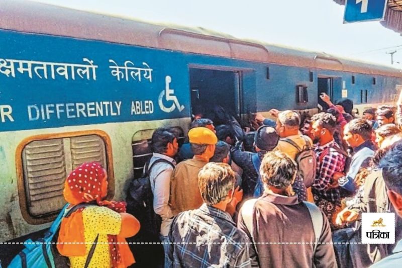 Indian Railway: रायपुर रेलवे स्टेशन पर नवरात्र-दशहरा के मौके पर भीड़, सीट मिलना बनी चुनौती...