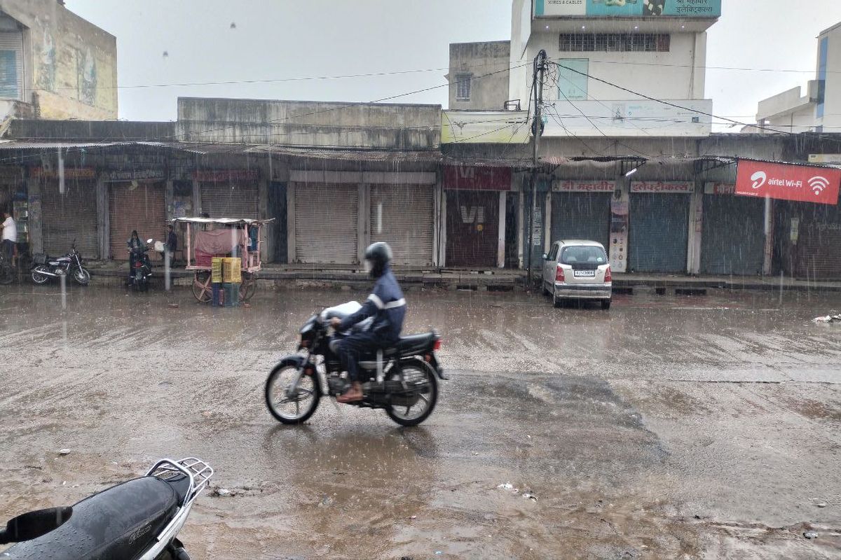 दिनभर चलता बरसात का दौर, नही हो पा रही है बुवाई